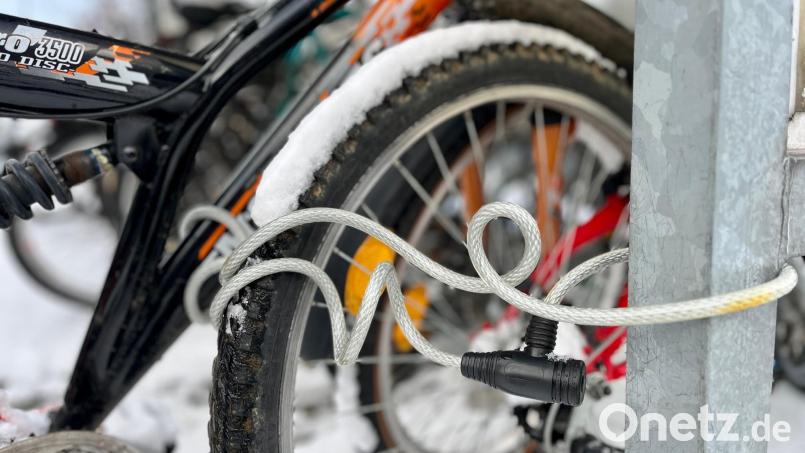 Gesicherte Fahrräder am Bahnhof Weiden. Rund 120 Diebstähle wurden im Jahr 2024 angezeigt Bild: Gabi Schönberger