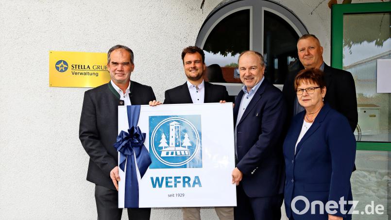 Die Stella-Gruppe hat die Wefra-Werke übernommen. Auf dem Bild (von links): die Stella-Geschäftsleiter Flavio und Leopold Herrmann sowie Wefra-Geschäftsführer Axel Zuleeg. Bild: fph