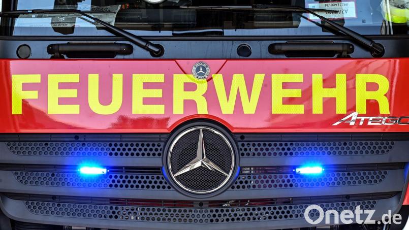 Der Brand in der Garage griff beim Eintreffen der Rettungskräfte bereits auf ein anderes Gebäude über. (Symbolbild) Bild: Uli Deck/dpa