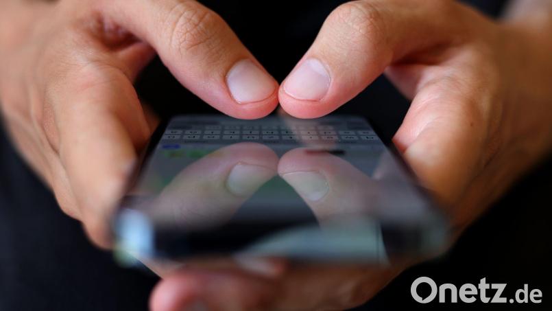 Die Polizei ermittelt nach Chats mit Missbrauchsbildern und Gewaltdarstellungen. (Symbolbild) Bild: Karl-Josef Hildenbrand/dpa