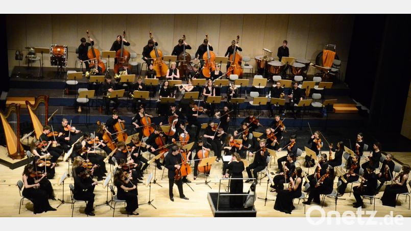 Das Bayerische Landesjugendorchester mit Sologeiger Korbinian Altenberger und Dirigentin Ustina Dubitsky. Bild: Kunz