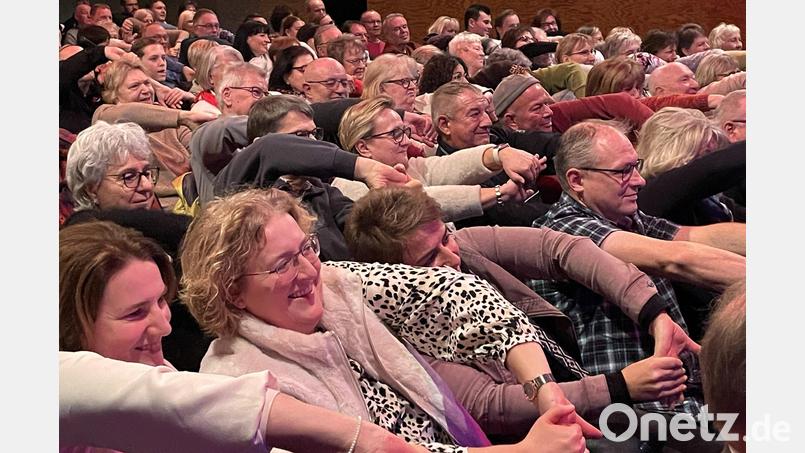Begeistert machte das Publikum mit, wenn Bernd Zehnter dazu aufrief, mitzumachen und wie hier die Arme zu verschränken. Bild: Susanne Schwab