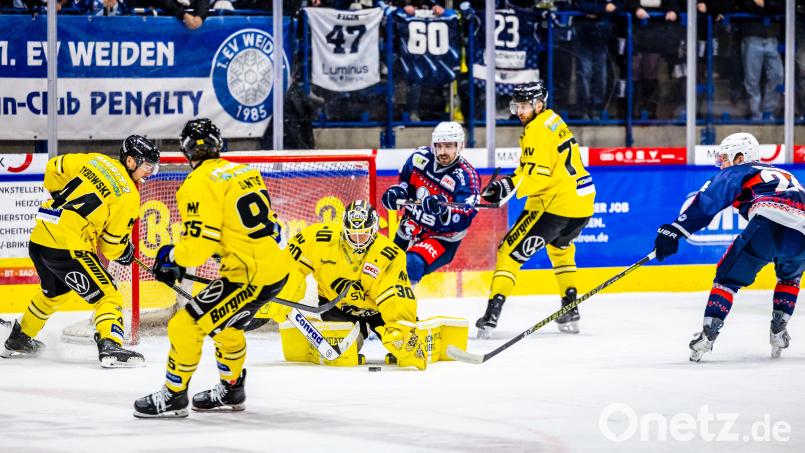 Die Krefeld Pinguine (gelbe Trikots) haben Danny aus den Birken unter Vertrag genommen. Ein Garant für den Aufstieg? Könnte sein. Bild: Tobias Neubert