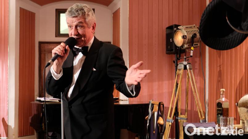 Der Mann, der sich in Frank Sinatra verwandelte. Im Musiksaal des Klosters Speinshart bot Michael Ophelders begleitet von Ulli Forster am Piano als Double der Sänger- und Schauspieler-Legende beste Unterhaltung. Bild: do