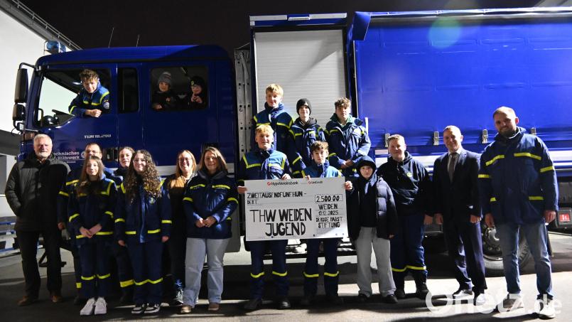 Die Dr.-Rose-Pabst-Stiftung unterstützt die THW-Jugend Weiden mit 2500 Euro. Christian Wolf (Zweiter von rechts), Leiter der Hypo-Vereinsbank-Filiale Weiden, überreichte den Scheck. Ortsjugendbeauftragter Lukas Dellinger (rechts) dankte für die Spende. Bild: Bernd Stenzel, THW Weiden