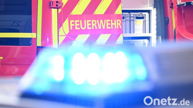 Zunächst wurde eine eingeklemmte Person gemeldet, weshalb auch die Feuerwehr alarmiert wurde. (Symbolbild) Bild: Bernd Weißbrod/dpa