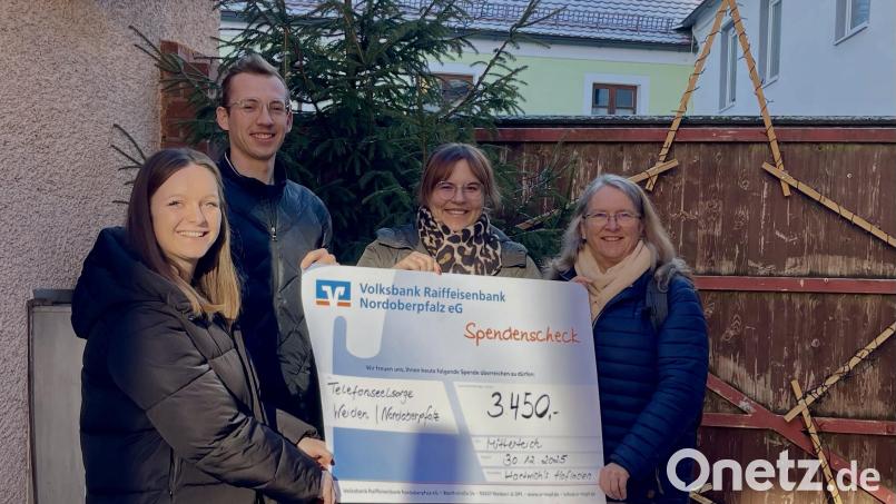 Eine Spende von 3450 Euro konnte Hartwich's Hofladen an die Telefon-Seelsorge übergeben. Im Bild von links: Hannah Seitz-Hartwich, Max Rasp, Julia Kempf und Hannelore Haberzett von der Geschäftsstelle Weiden der Telefon-Seelsorge. Bild: Thomas Seitz-Hartwich