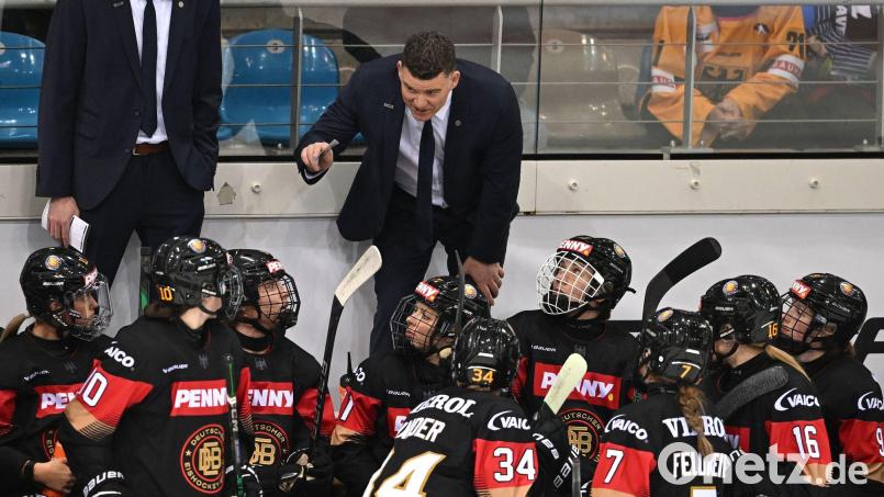 Jeff Macleod bleibt auch in der nacholympischen Saison Bundestrainer der deutschen Eishockey-Frauen. (Archivbild) Bild: Carmen Jaspersen/dpa