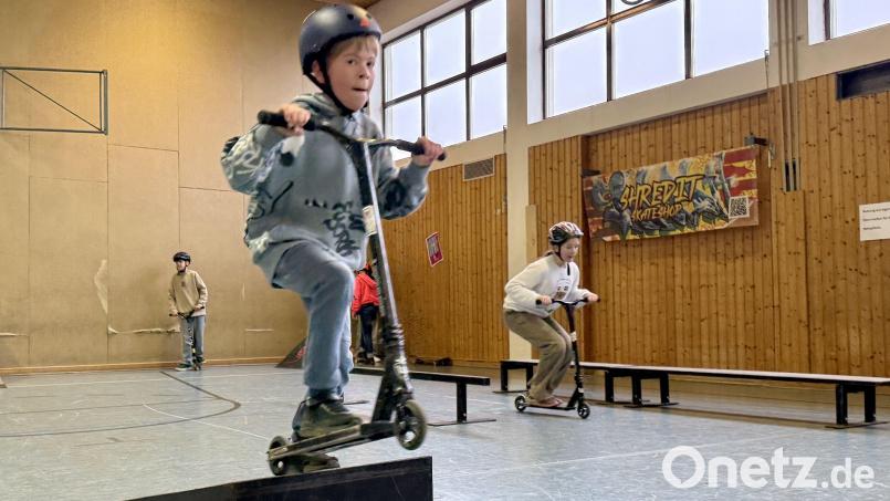 Die Skater-Halle ist eröffnet. Scooter, Skateboards, BMX und Schutzausrüstung können kostenlos ausgeliehen werden. Bild: gri