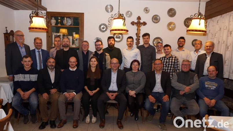 20 Kandidaten der CLU treten an, um mindestens wieder drei Plätze im Stadtrat von Kemnath zu erlangen. Bürgermeister Romann Schäffler (sitzend, Mitte) von der CSU ist auch ihr Kandidat für die Bürgermeisterwahl. Bild: bkr