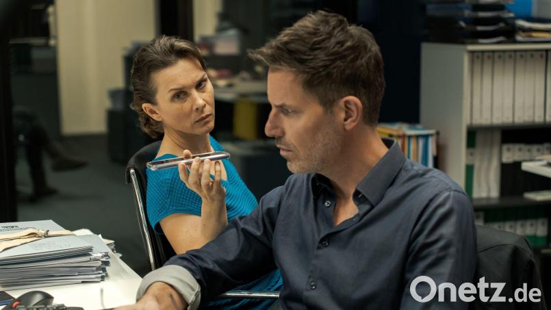Akribisch arbeiten Oliver von Bodenstein (rechts, Tim Bergmann) und seine Kollegin Pia Sander (Kathrin von Steinburg) die Hinweise ab. Bild: Andrej Vasilenko/ZDF/dpa