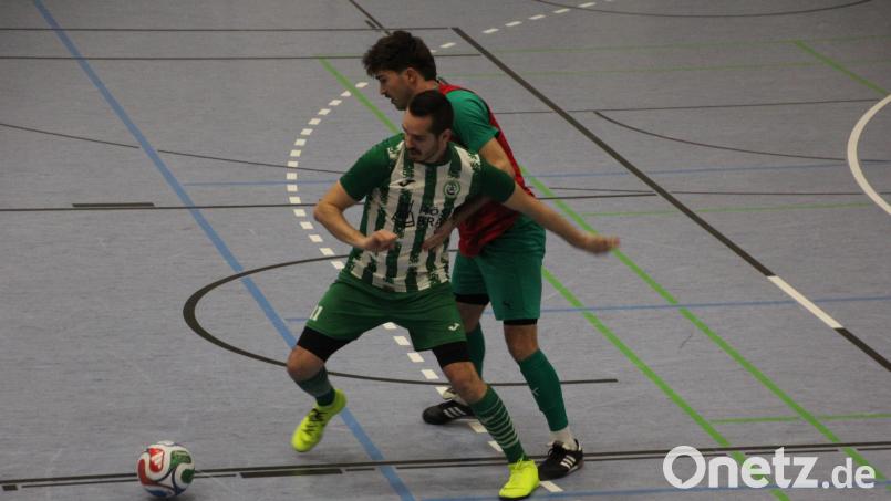 Marco Kießling (links) vom SV Mitterteich war mit 7 Toren der erfolgreichste Spieler dieses Turniers. Oft konnte er nur mit nicht ganz regelkonform gestoppt werde, wie hier in einer Spielszene gegen FC Weiden-Ost- Bild: kro