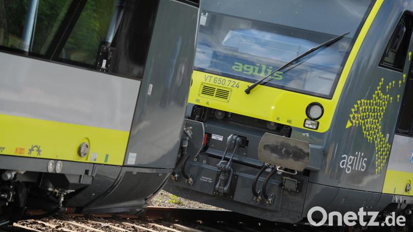 Das Eisenbahnunternehmen Agilis kämpft mit Zugausfällen. Reisende müssen auf Ersatzbusse ausweichen. Symbolbild: David Ebener/dpa