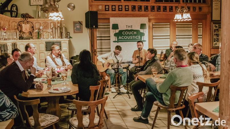 Reger Besuch herrschte bei den Kachelofengeschichten mit Bürgermeister Hans Walter (am Kachelofen) und den Couch Acoustics im Kastler Schützenheim. Bild: Antonina Musiienko