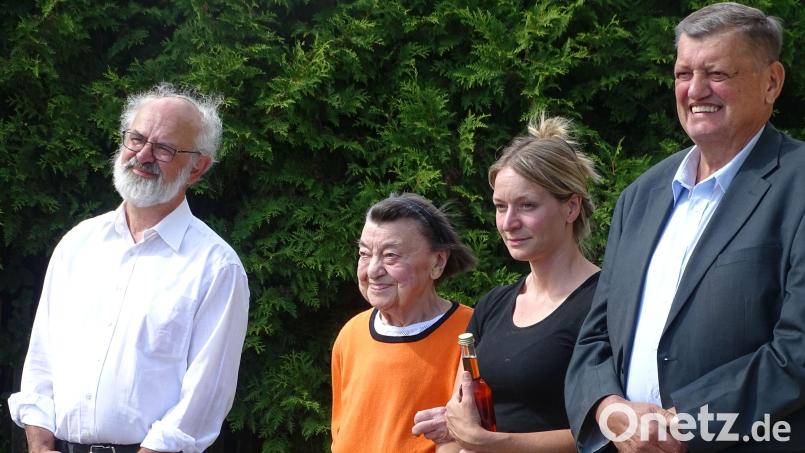 Wenige Monate nach ihrem 95. Geburtstag ist mit Anna Maria Höning (Zweite von links) eine der ältesten Einwohnerinnen von Fensterbach gestorben. Das Foto zeigt die Frau aus Freihöls mit der sie betreuenden Julia Schleicher. Links Pfarrer Heinrich Rosner, rechts Bürgermeister Franz Ziegelmeier. Archivbild: Houschka