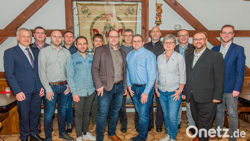 Hans Walter (Zweiter von rechts) kandidiert erneut als Bürgermeister für Kastl. Dazu gratulierten unter anderem Landrat Roland Grillmeier (links) und Kemnaths Bürgermeister Roman Schäffler (Dritter von rechts) sowie die Gemeinderatskandidaten. Bild: Hans Walter