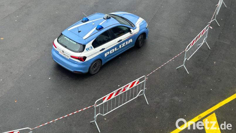 Die Täter brachten den Verkehr nach Behördenangaben mit quer gestellten Fahrzeugen zum Stillstand und überfielen den Geldtransporter in einer blitzschnellen Aktion. (Symbolfoto) Bild: Christoph Sator/dpa