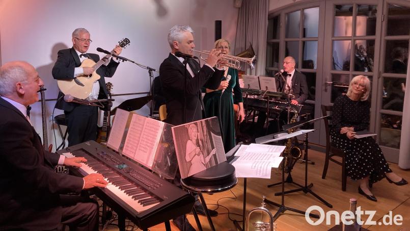 Carolina Trautner (rechts) und Max Loys (Dritter von links) Sextett "Cappucino" feierten mit "Frauenstimmen - Worte &amp; Musik" Premiere in der Kulturscheune Elbart. Bild: aks
