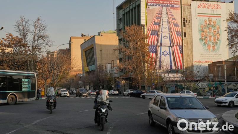 USA und Israel als Feindbild: Straßenszene im Iran. Bild: Vahid Salemi/AP/dpa