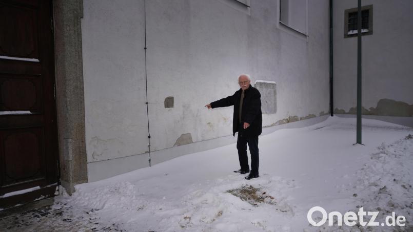 Georg Schmidbauer blickt im Januar auf den F-Stein in der Mauer der Wallfahrtskirche und auf die Stelle, wo ein weiterer F-Stein, von Schnee und Bewuchs zugedeckt, eingelassen ist. Dort befindet sich der 801 Jahre alte Fahrenberger Burgbrunnen. Bild: fvo