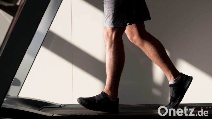 Ob es ein Fitnessgerät zu Hause gibt, ist auch eine Frage des Geldes. (Symbolbild) Bild: Klaus-Dietmar Gabbert/dpa-tmn/dpa