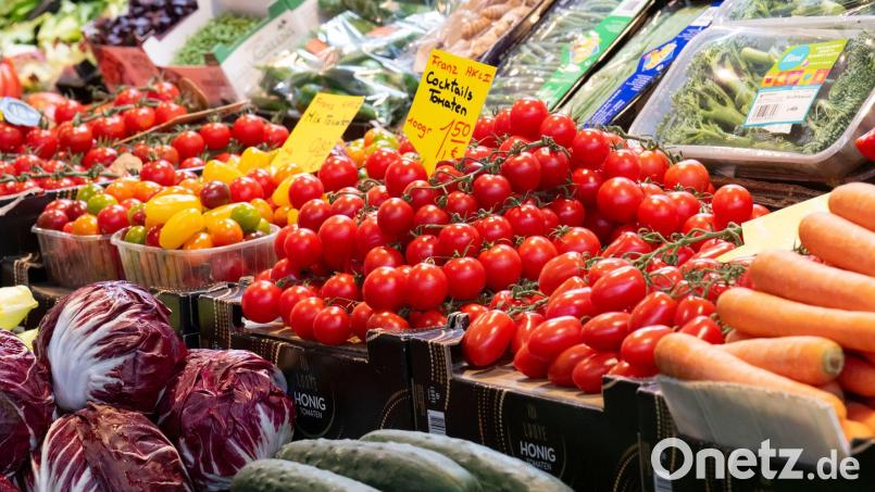 Je höher die Inflationsrate, umso geringer die Kaufkraft der Menschen: Sie können sich für einen Euro dann weniger leisten - zum Beispiel beim Lebensmitteleinkauf. Bild: Boris Roessler/dpa