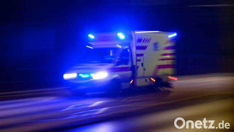 Ein Mann kam mit schweren Verletzungen ins Krankenhaus, ein weiterer mit leichten Verletzungen. (Symbolbild) Bild: Robert Michael/dpa