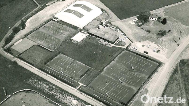 Hier wird offensichtlich Tennis gespielt. Mehr wird dann auch schon nicht verraten. Und auch heute gilt wieder: Wo sind wir? Luftbild: Werner Lischka