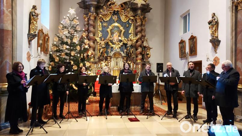 Vom besinnlichen Kirchenlied Joseph von Eichendorffs bis zu energiegeladenen Gospelsongs reichte das Repertoire von „ChorDiSono“ beim Benefizkonzert in der Teunzer Pfarrkirche St. Lambert. Bild: lg