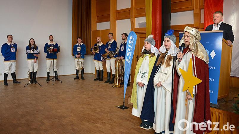 Die Sternsinger tragen beim Dreikönigsfrühschoppen der CSU zu Beginn ihren Segen vor. Bild: fdl