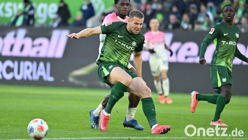 Denis Vavro (vorn) vom VfL Wolfsburg. (Archivbild). Bild: Swen Pförtner/dpa