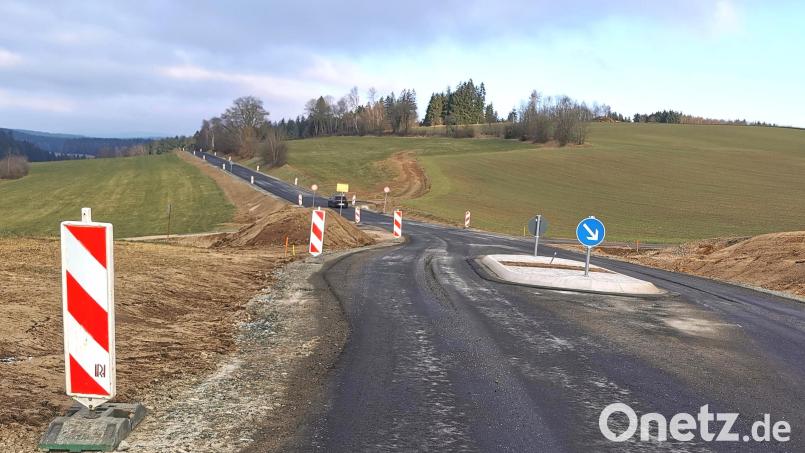 Befahrbar, aber nicht fertig: Die GVS Bahnhof Lind-Nunzenried wurde über den Winter für den Verkehr freigegeben (50 km/h). Die neue Verkehrsinsel an der Ortseinfahrt Nunzenried ist eingebaut. Bild: Portner