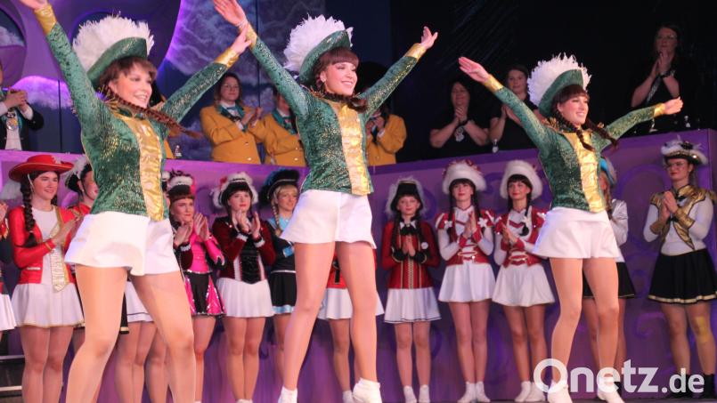 Auch drei Tirschenreuther Tänzerinnen waren bei der Oberfrankengarde mit dabei. Bild: kro