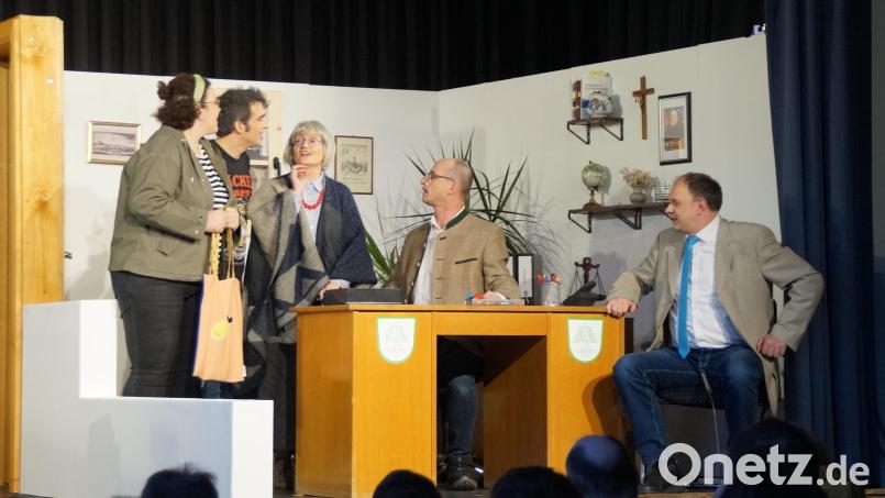 Sepp Sorge (Martin Ebenhöch) und Franz Goldmann (Thomas Gitter) verhandeln gerade mit Witwe Anna Meier (Annemarie Ruhland), als Klaus Goldmann (Kai Alesik) und Corinna Grüner (Maria Heinrich) hereingestürmt kommen (von links) Bild: wel