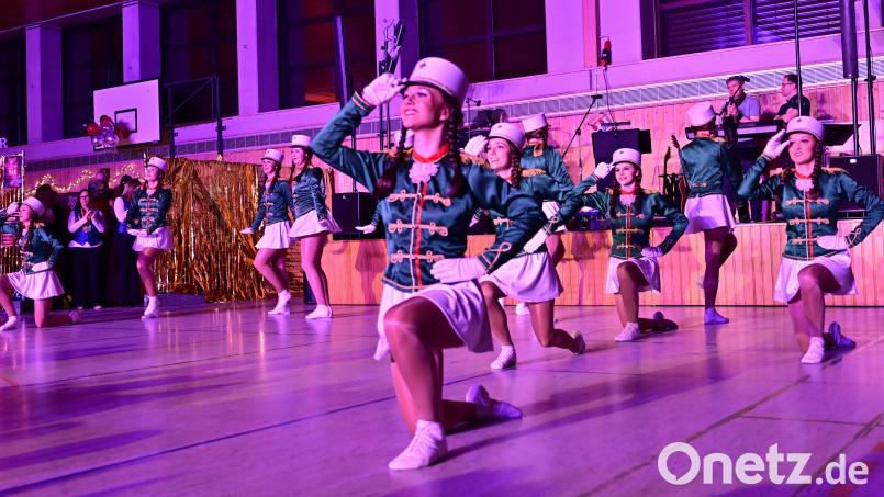 Mit ihrem Gardemarsch punktet die Prinzengarde beim Publikum. Bild: Michael Welnhofer