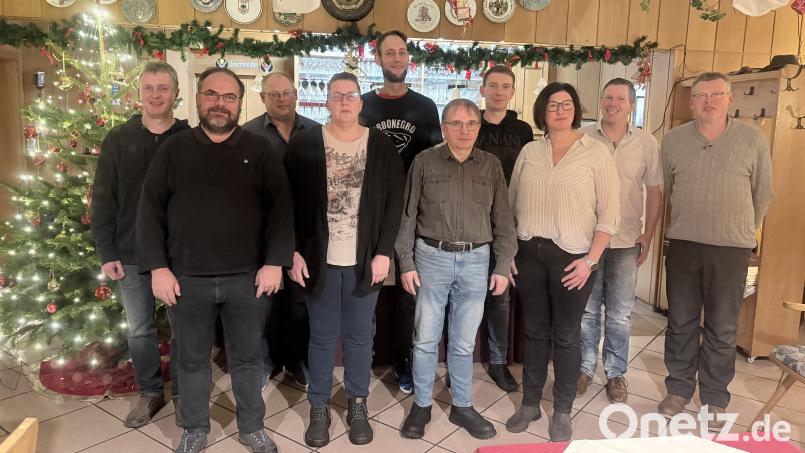 Claudia Sturm (Dritte von rechts) leitete die Nominierung. Die nominierten Kandidaten der Freien Wählergemeinschaft Pullenreuth sind (von links) Matthias Schinner, Andreas Michl, Thomas Wegmann, Sandra Pinzer, Josef Weiss jun., Josef Halbauer, Sebastian Sirtl, Stephan Ott und Alfred Mildner. Es fehlt Julian Ott. Bild: exa