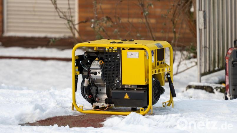 Für den Fall eines Stromausfalles wie aktuell in Berlin sieht Bayerns Innenminister Joachim Herrmann (CSU) den Freistaat gut vorbereitet. (Archivbild) Bild: Christophe Gateau/dpa