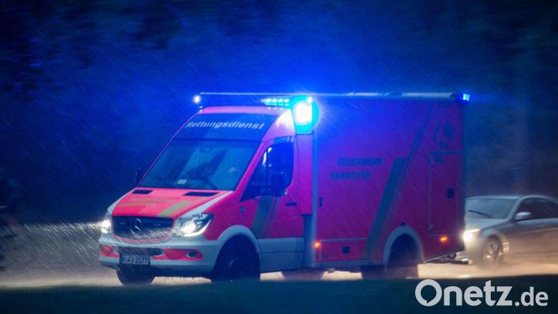 Ein Rettungsdienst brachte den 39-Jährigen in ein Krankenhaus. (Symbolbild) Bild: Silas Stein/dpa