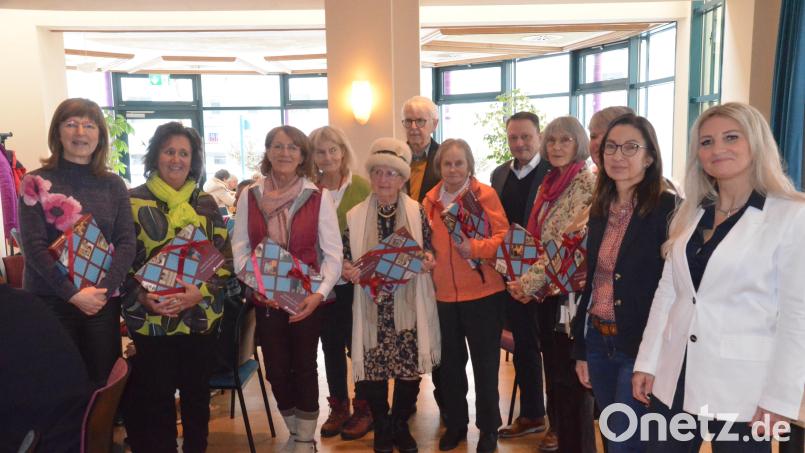 Susanne Meichner (Zweite von rechts) und Tina Abel-Pschierer (rechts) ehrten langjährige Mitstreiter und Kursleiter. Bild: Kunz