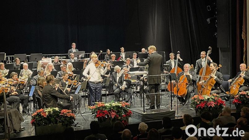 Mit ihrem gemeinsamen Auftritt begeisterten das Württembergische Kammerorchester Heilbronn unter der Leitung von Chefdirigenten Risto Joost am Pult und dem jungen Violinisten Hans Christian Aavik das Publikum im Stadttheater. Bild: Susanne Schwab