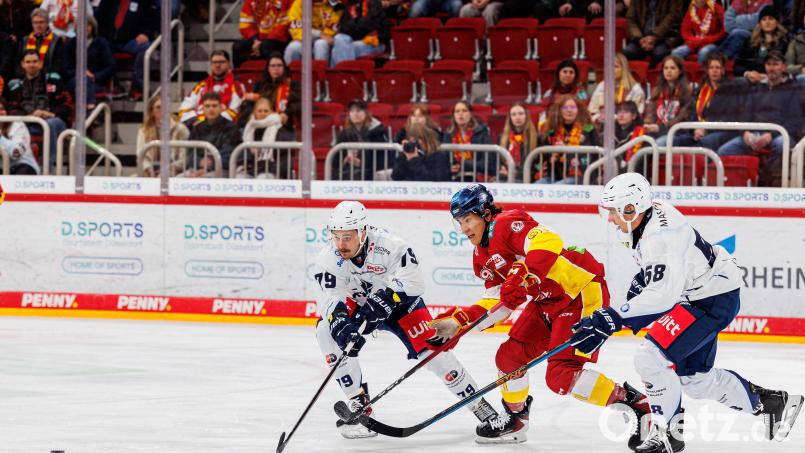Yushiroh Hirano (Mitte) wurde nach seinem Schlittschuhtritt am Sonntagabend gegen die Starbulls Rosenheim für ein Spiel gesperrt. Nun rücken Rassismusvorwürfe in den Vordergrund. Bild: Werner Moller