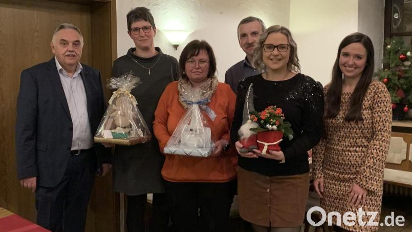 Reiner Rosnitschek mit den geehrten Mitarbeitern und Mitarbeiterinnen der Steuerkanzlei Rosnitschek. Bild: Sabrina Rosnitschek