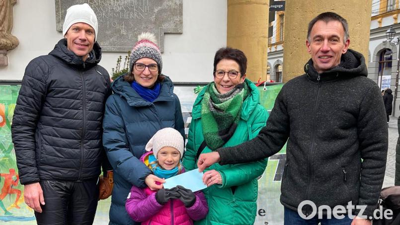 Margit Meier (Zweite von rechts) und Birgit Prey vom Klinikum St. Marien Amberg nehmen von Christian Koch (rechts) und Alexander Stobitzer vom CIS Amberg die Spende entgegen Bild: Christian Koch