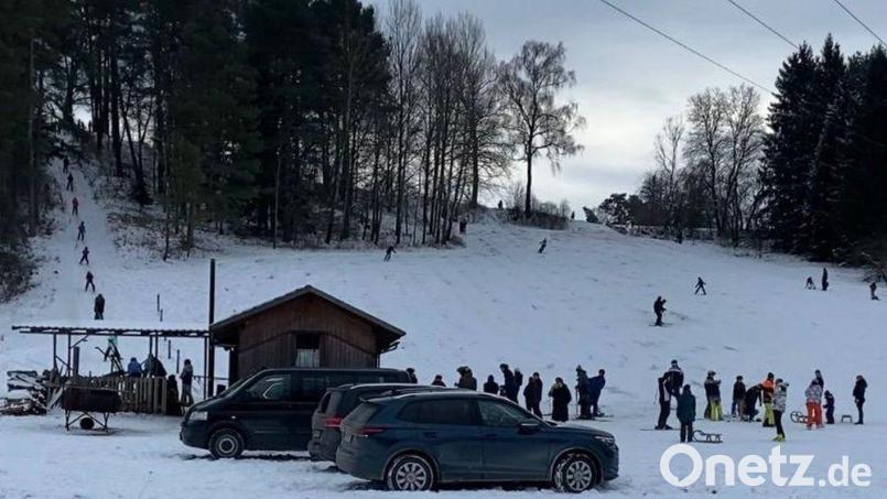 Am Skilift in Eschenfelden war in den vergangenen Tagen "richtig was los", freut sich Hermann Mertel, der dieses Bild am Mittwoch kurz nach Öffnung des Lifts gemacht hat. Bild: Hermann Mertel