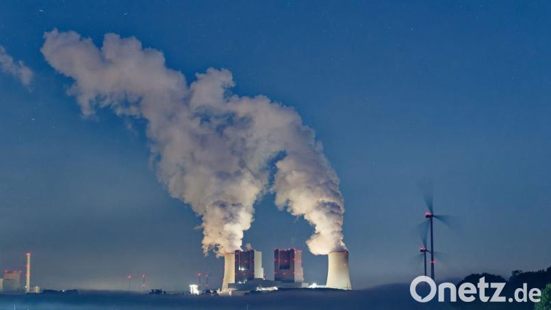 Kondensierter Wasserdampf steigt von den Kühltürmen des Braunkohlekraftwerkes Neurath auf. Das Kraftwerk stößt große Mengen Kohlendioxid aus. (Symbolbild) Bild: Henning Kaiser/dpa