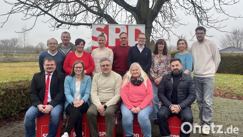 Die SPD Schirmitz nominiert Bürgermeisterkandidat Walther Piehler (vorne, Mitte) und die Listenkandidaten für die Kommunalwahl 2026. Dazu gratulierten der Neustädter Bürgermeister Sebastian Giering (vorne, rechts) und SPD-Landratskandidat Tino Bayer (vorne, links). Fotografin: Julia Bayer