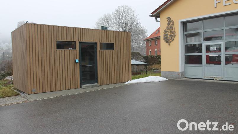 Links neben dem Feuerwehrhaus der Container für den Dorfladen. Aber da herrscht Stillstand seit einem halben Jahr. Bild: pi