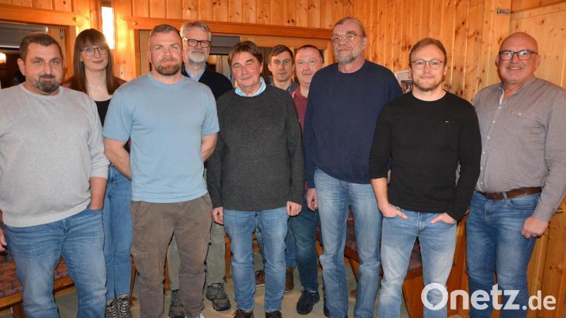 Mit diesen Kandidaten geht die Wählergemeinschaft aus SPD-FW in die Kommunalwahl am 8. März in Bad Neualbenreuth. Angeführt wird die Liste vom bisherigen Dritten Bürgermeister Johannes Saalfrank (Fünfter von links) und Marktrat Hubert Stark (Vierter von links). Auf dem Foto fehlt Manuel Fontanari. Der Waldsassener Stadtrat Bernhard Lux (rechts) leitete die Abstimmung. Bild: jr