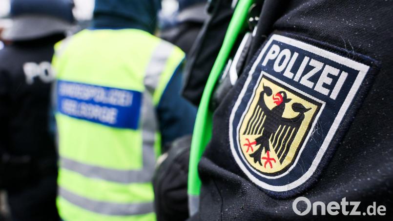 Bundespolizisten haben bei zwei Jugendlichen in Neumünster Waffen sichergestellt. (Symbolfoto) Bild: Christian Charisius/dpa