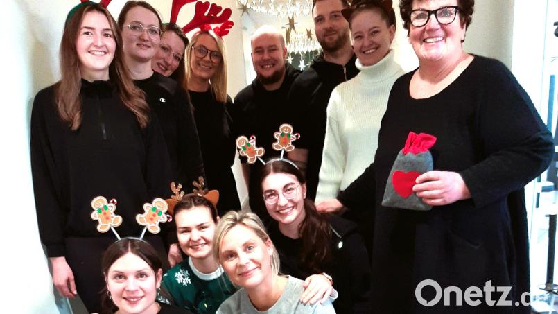 Katharina und Rebecca Bauer mit ihrem Team bei der Spendenübergabe an Karin Borchers Bild: Karin Borchers